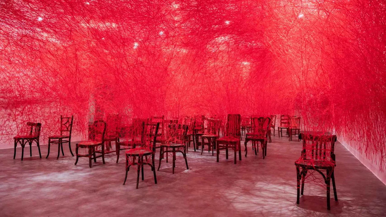 Chiharu Shiota, la artista japonesa que hace marañas de hilo rojo con los recuerdos