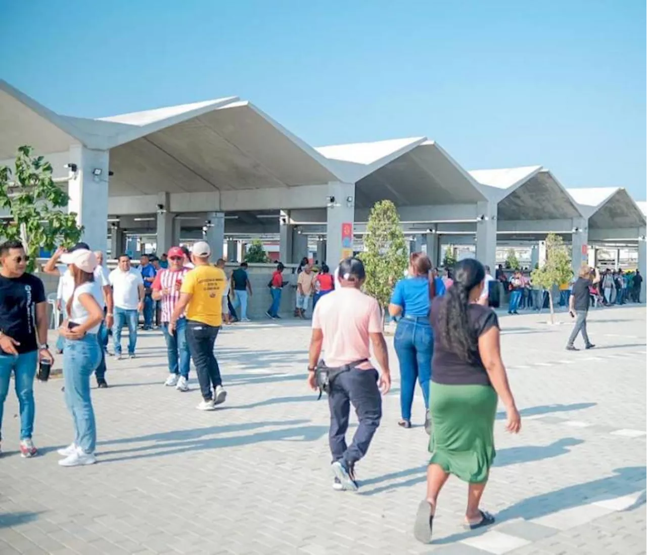 Vendedores informales de Barranquilla estrenan plaza de mercado