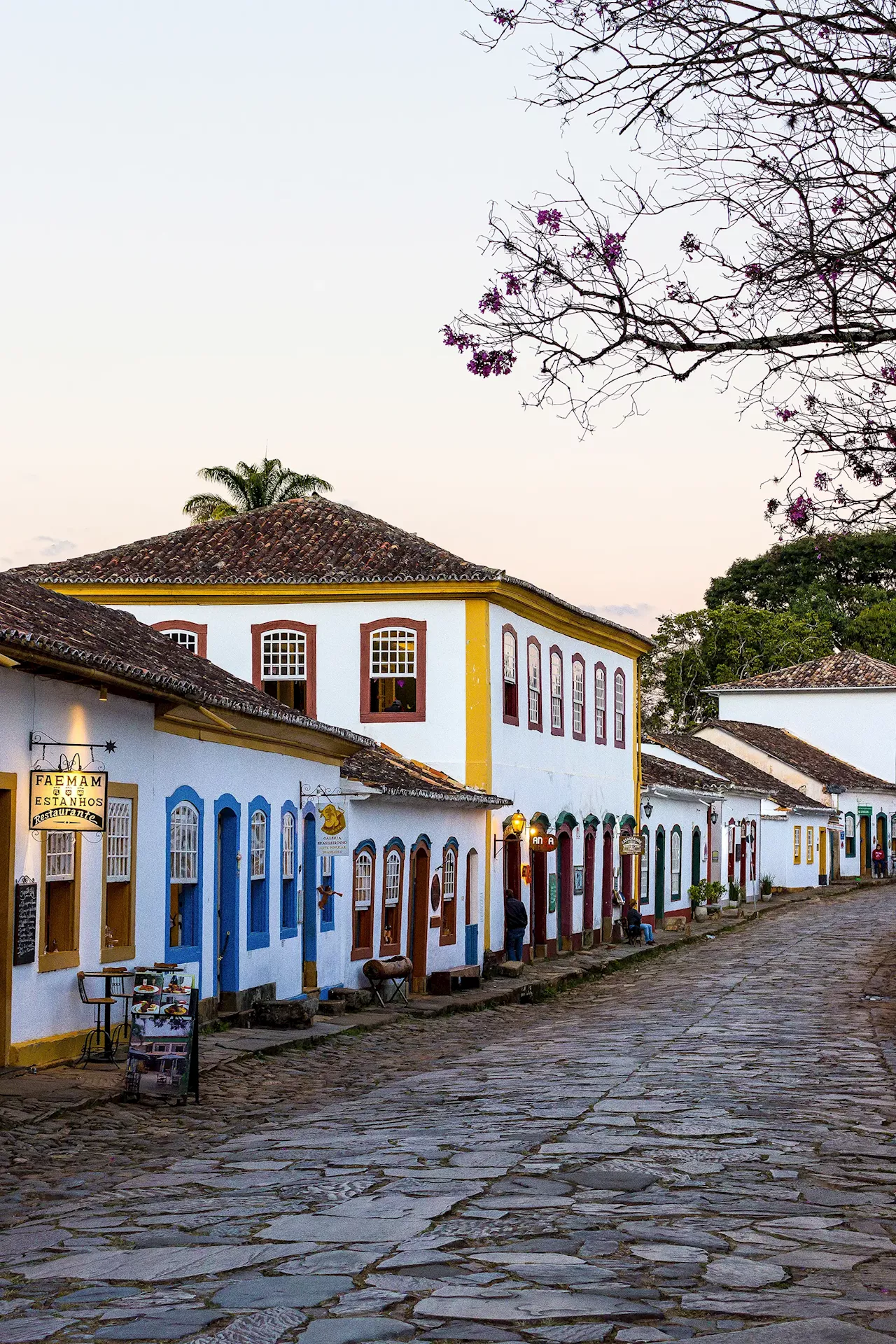 À descoberta dos caminhos de Portugal no mapa das cidades históricas do Brasil