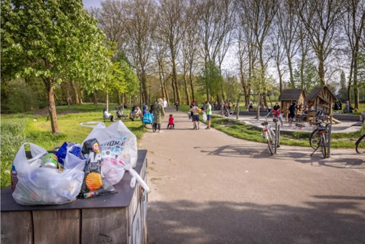 De keerzijde van een zonnig weekend: parkbezoekers laten veel afval achter in het Rivierenhof