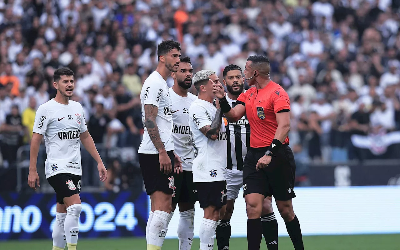 Web cobra expulsão de Fagner e detona vermelho para Battaglia em Corinthians x Atlético-MG