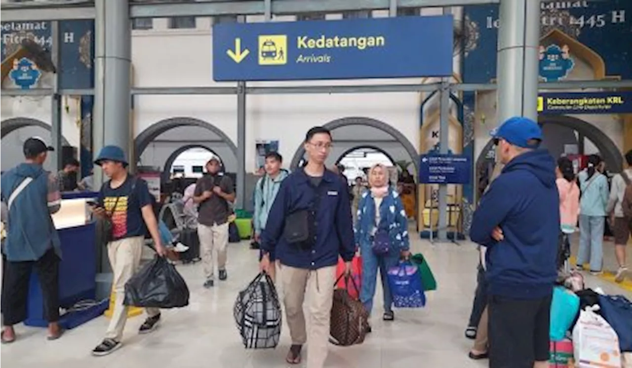 Puncak Arus Balik, Puluhan Ribu Orang Tiba di Stasiun Gambir dan Pasar Senen