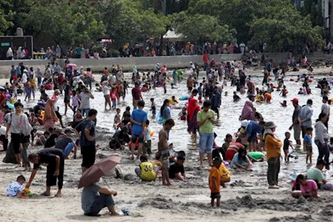 Wisatawan Padati Pantai Ancol