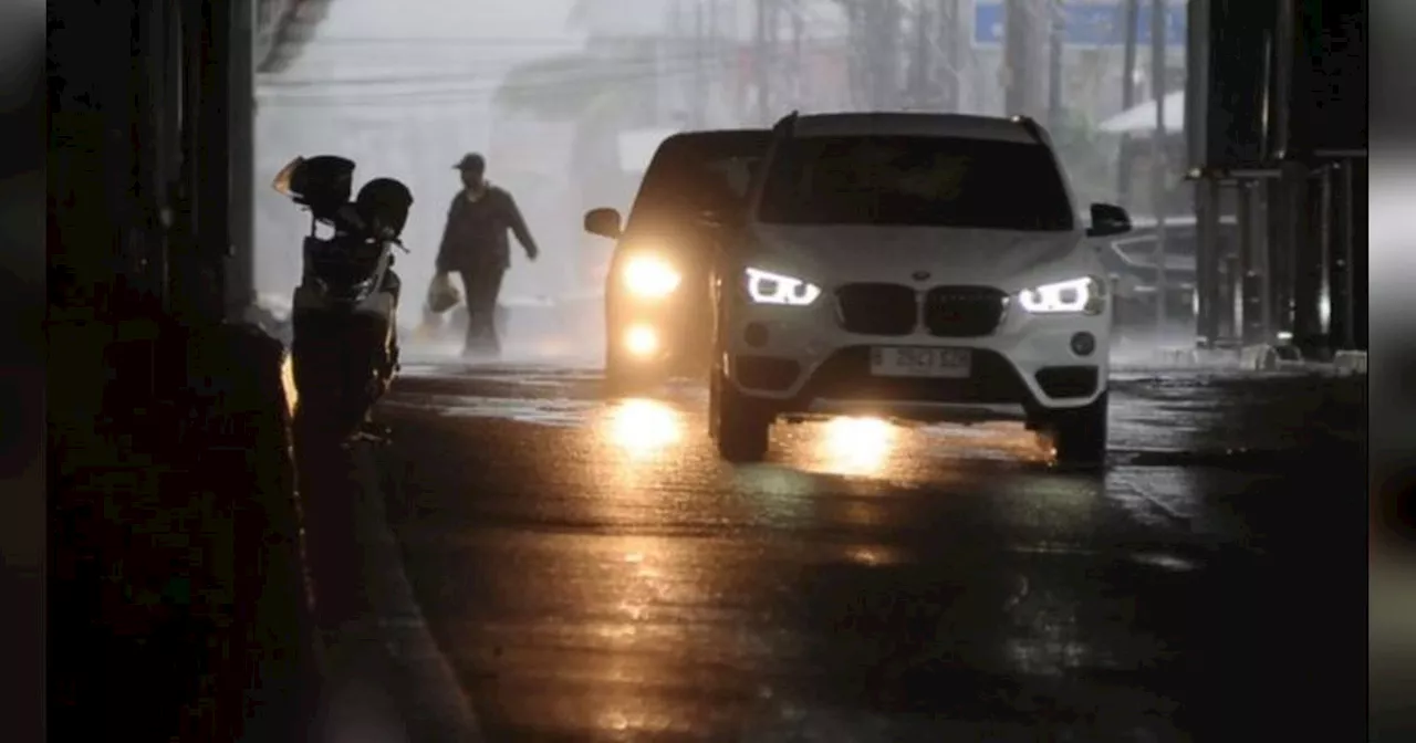 FOTO: Hujan Deras dan Angin Kencang Hambat Aktivitas Warga Jakarta