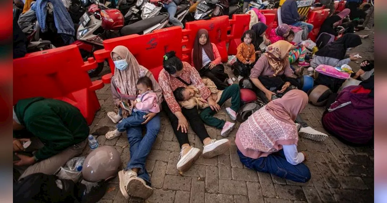 FOTO: Pemudik Ibu-Ibu sampai Anak-Anak Kelelahan saat Berpanas-panasan Mengantre di Pelabuhan Ciwandan