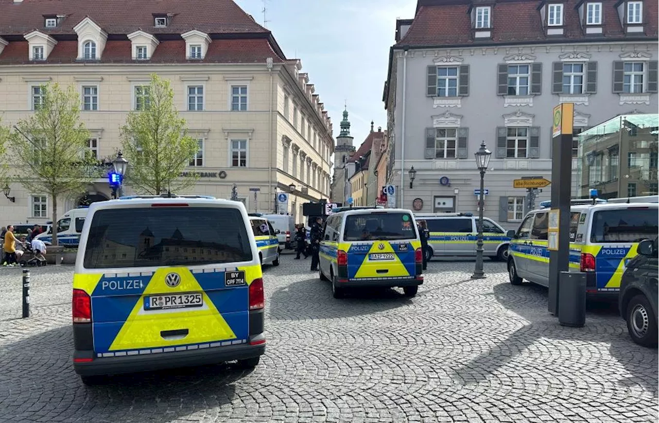 Vor Derby in Regensburg: Polizei sperrt Gesandtenstraße – Großaufgebot und Reiterstaffel vor Ort