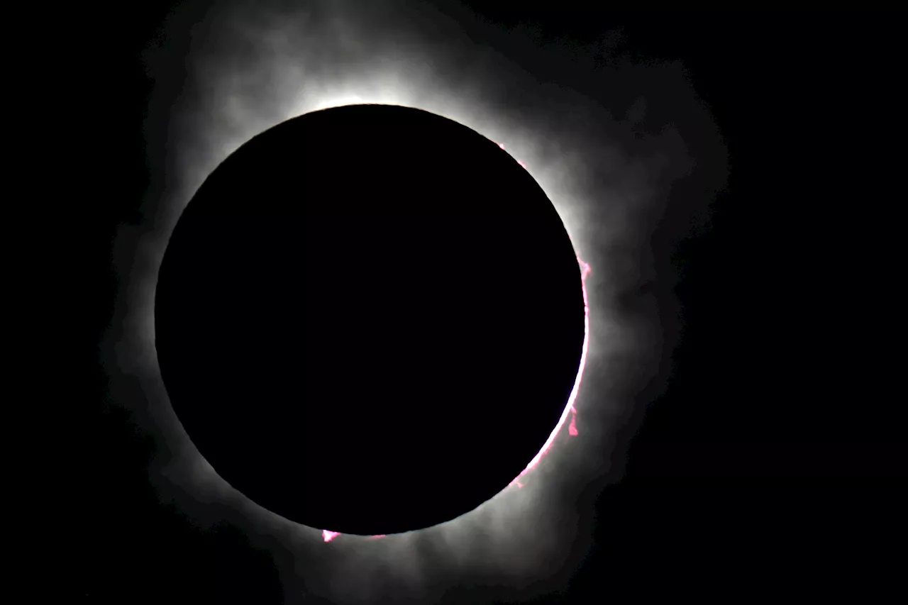 Photographer captures stunning image of total solar eclipse ...