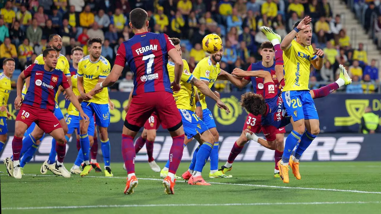 Barcelona raakt dankzij omhaal João Félix in Cádiz niet verder achterop bij Real