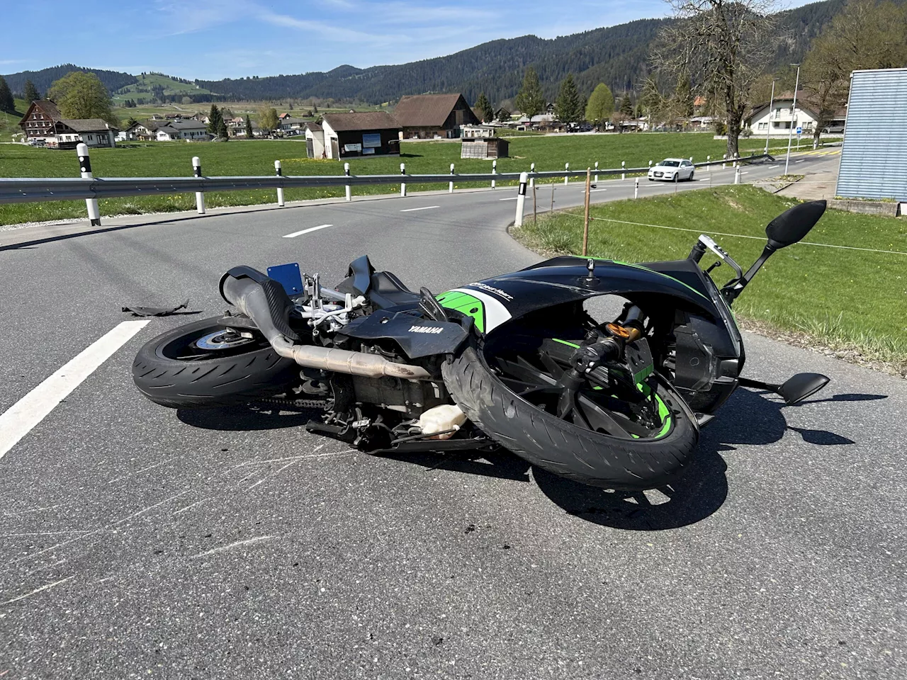 Bennau SZ: Verletzter Motorradfahrer (16) nach Selbstunfall