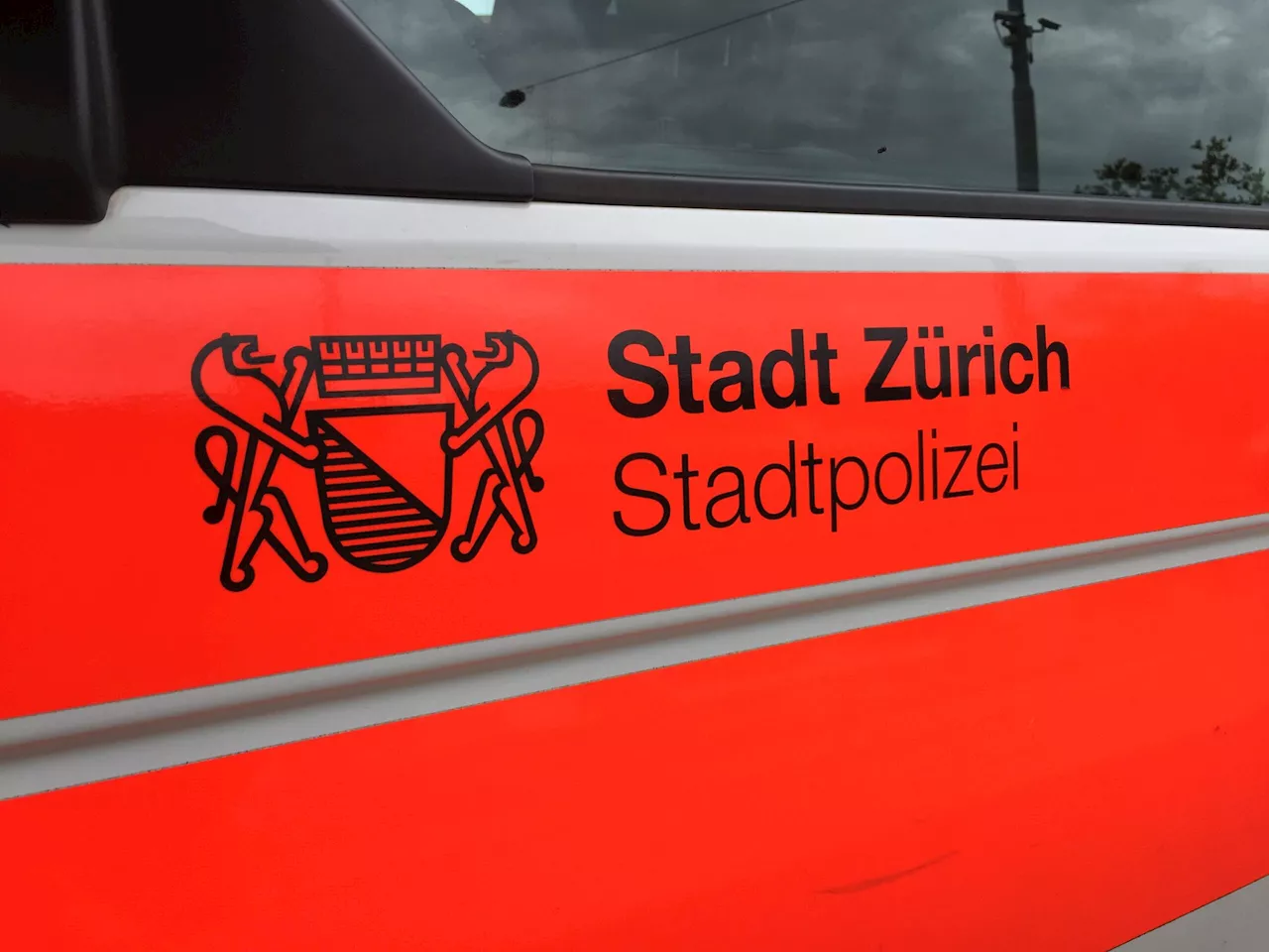 Stadt Zürich ZH (Kreis 5): 21-Jähriger bei Streit mit Stichwaffe verletzt