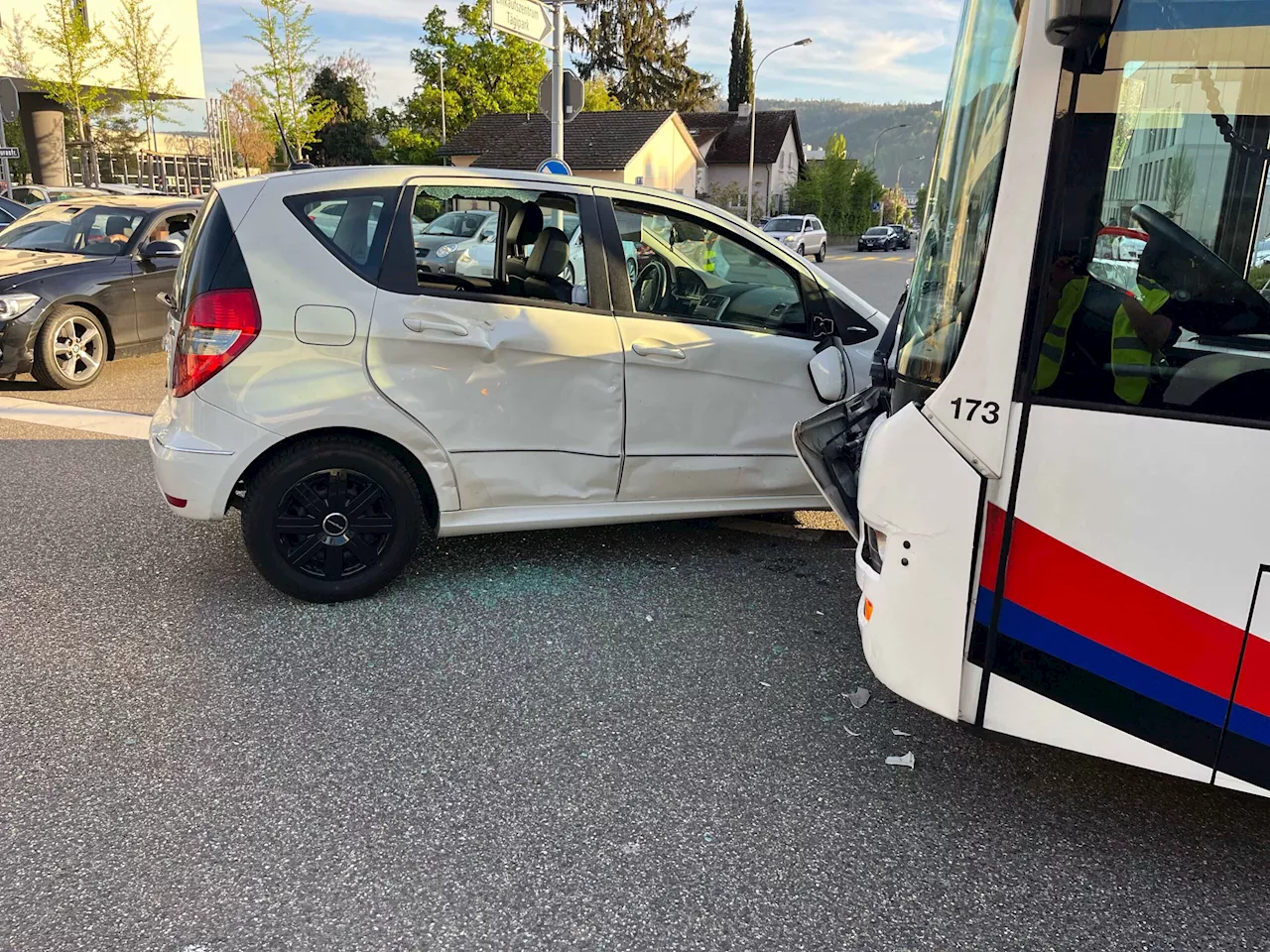 Unfall in Wettingen AG: Mercedes kracht in Linienbus