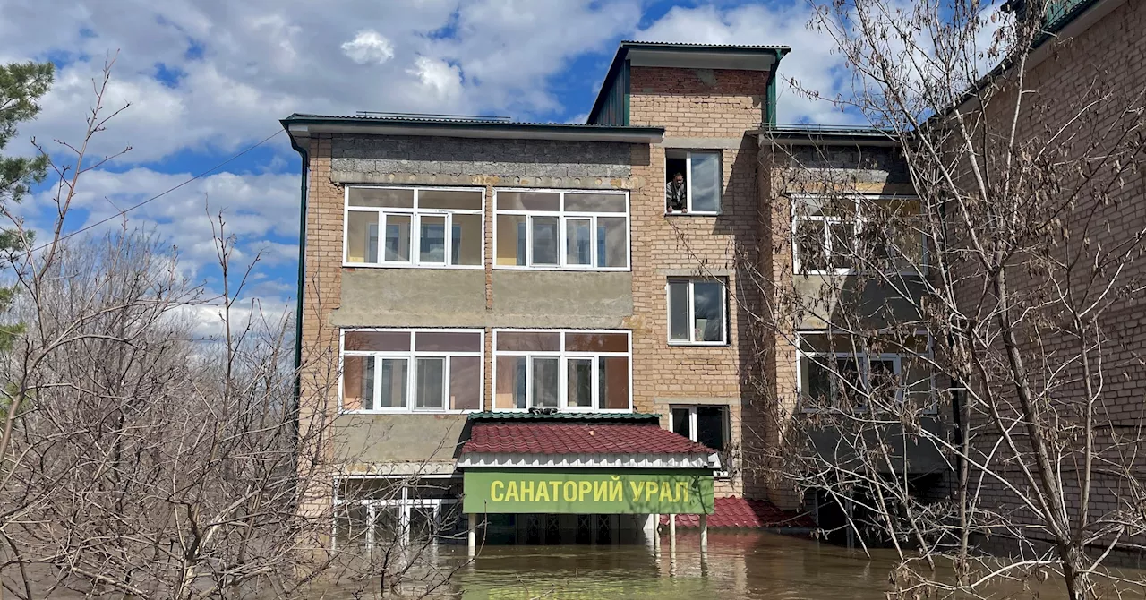 More homes in Russia's Orenburg flooded, water levels inch down