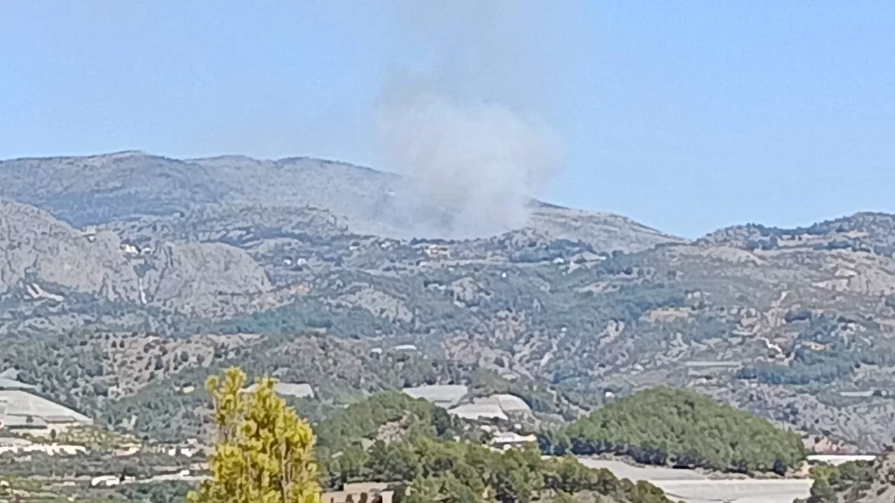 Las llamas avanzan sin control en Tàrbena, Alicante