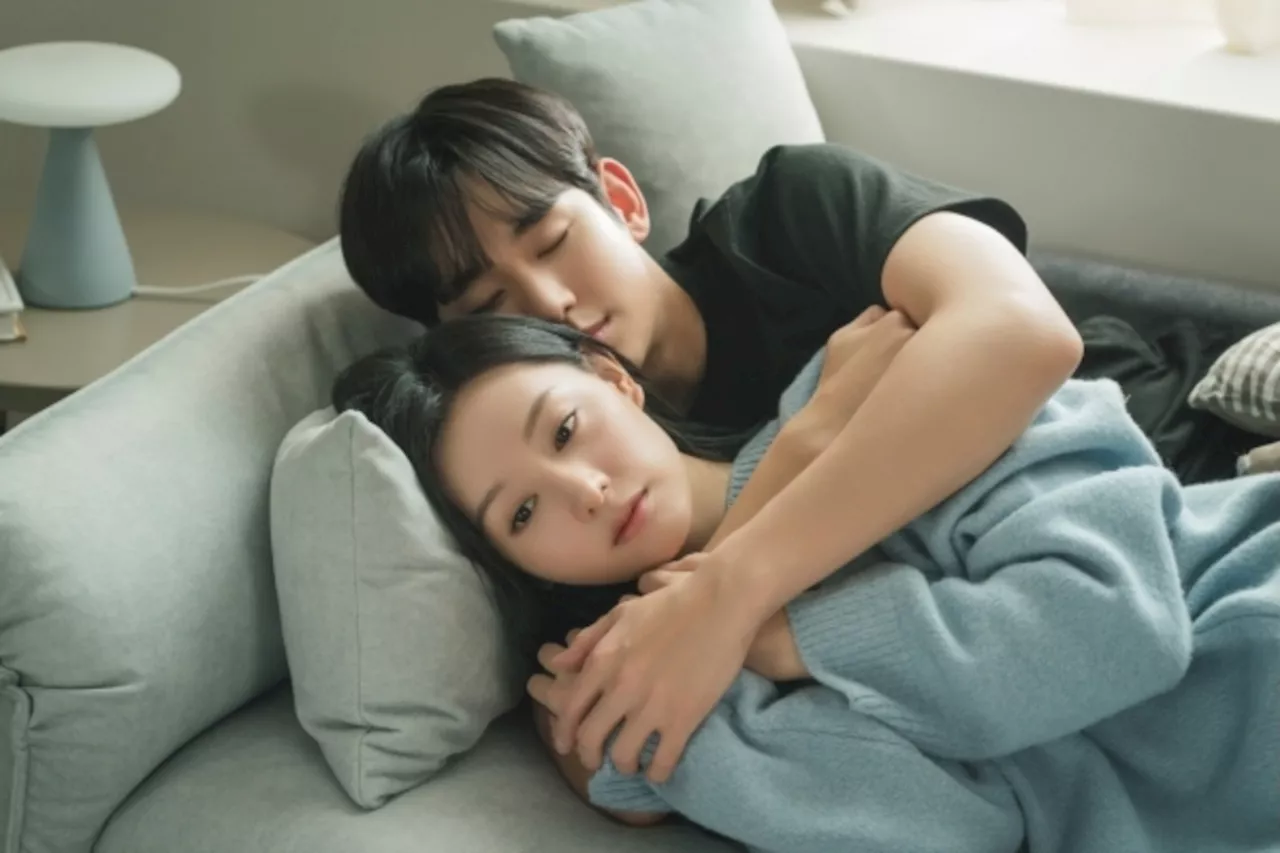 Kim Soo Hyun And Kim Ji Won Cuddle Up After Her Confession In “Queen Of Tears”