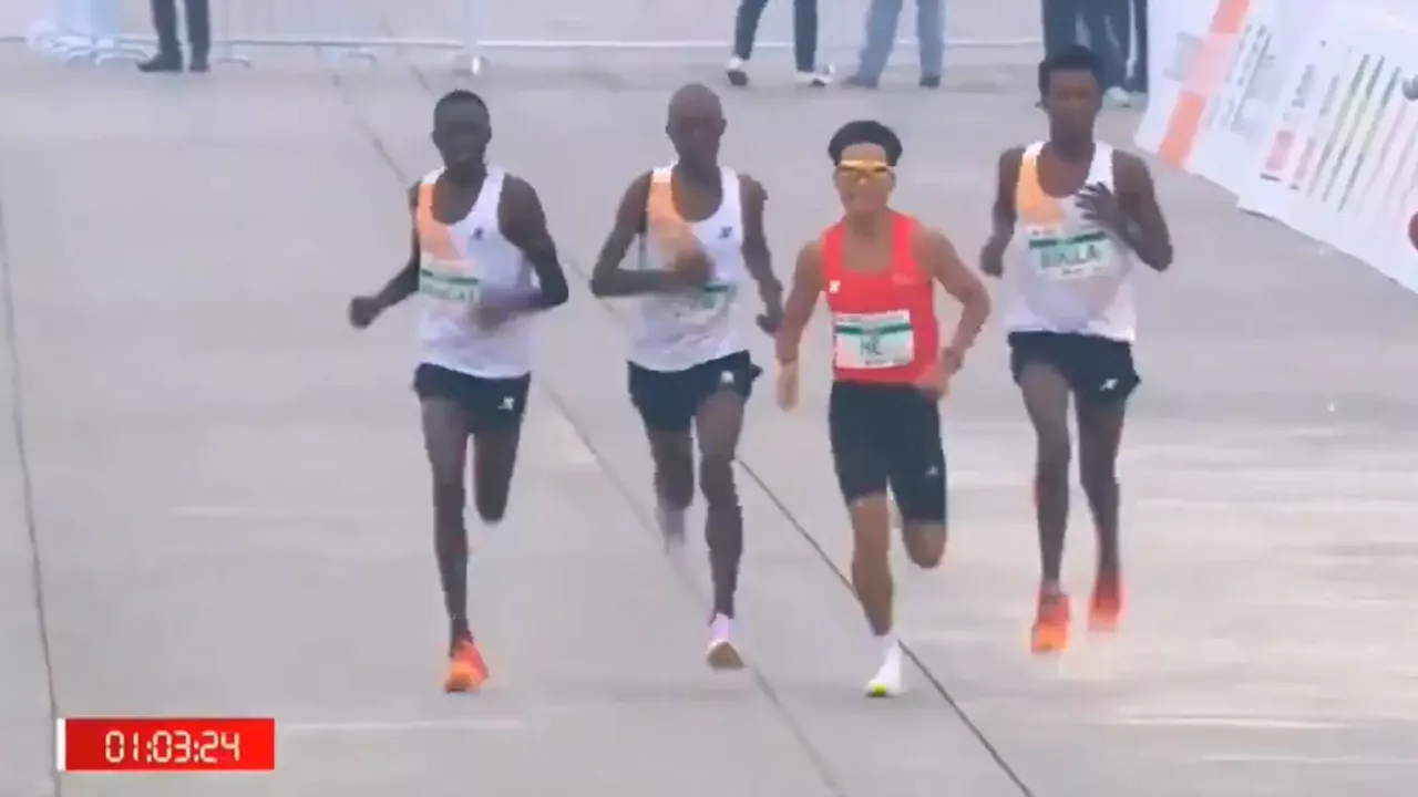 Investigan el surrealista final de la media maratón de Pekín en la que tres corredores dejan ganar al atleta chino He Jie