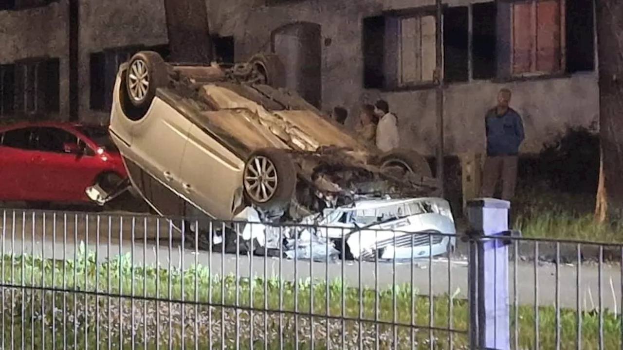 In Riehen krachte ein Auto in einen Baum, überschlug sich und landete auf dem Kopf