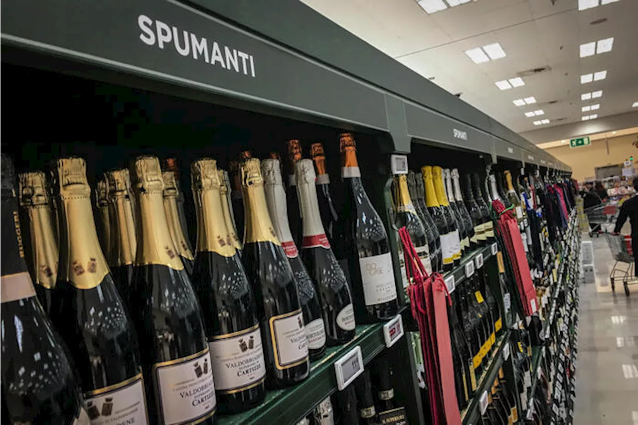 Vino in calo vendite nel 2023 al supermarket, va meglio nel 2024