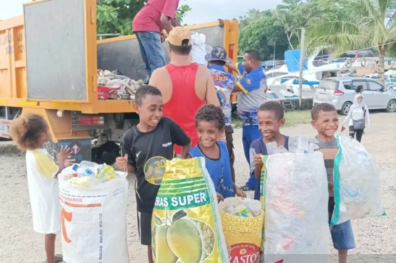 DLH Biak edukasi warga kelola sampah tambah penghasilan keluarga