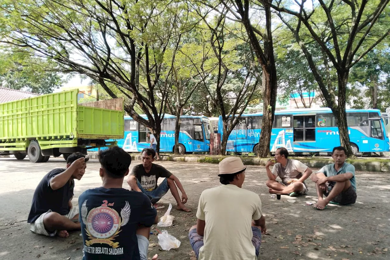 Polisi tunda perjalanan truk tiga sumbu menuju Betung saat arus balik