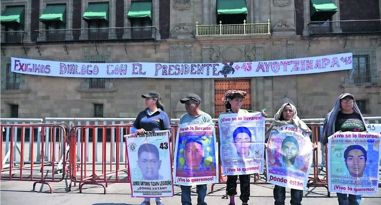 Padres y madres de los 43 llaman a boicotear campañas