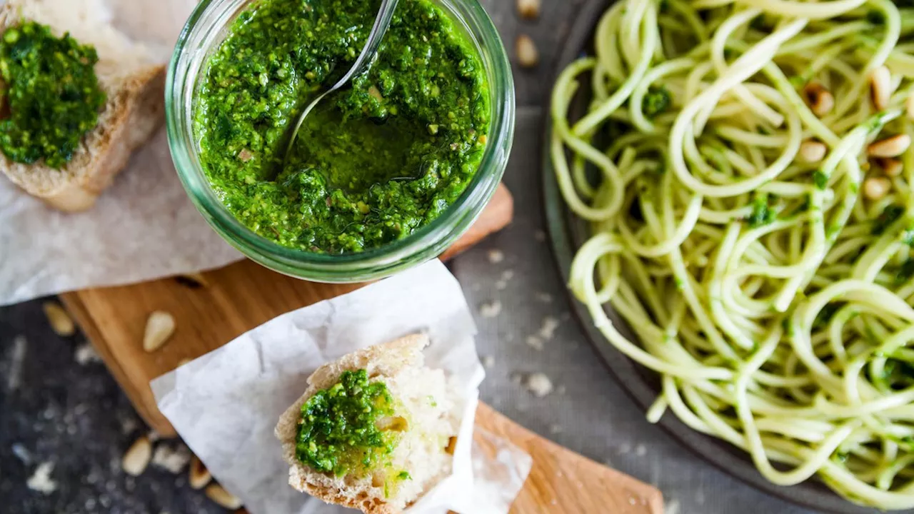 Frischer Bärlauch: Ein einfaches Rezept für knallgrünes Pesto