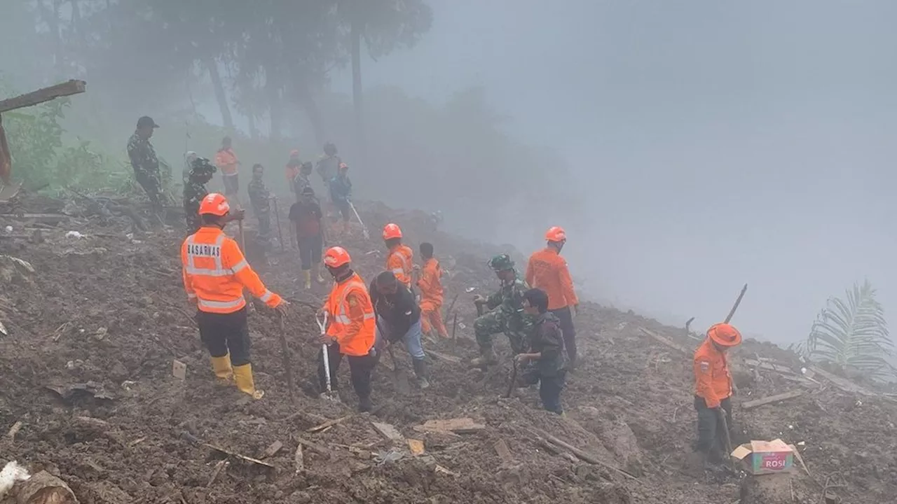 Jalan Putus, Alat Berat Sulit Menjangkau Lokasi Longsor di Tana Toraja