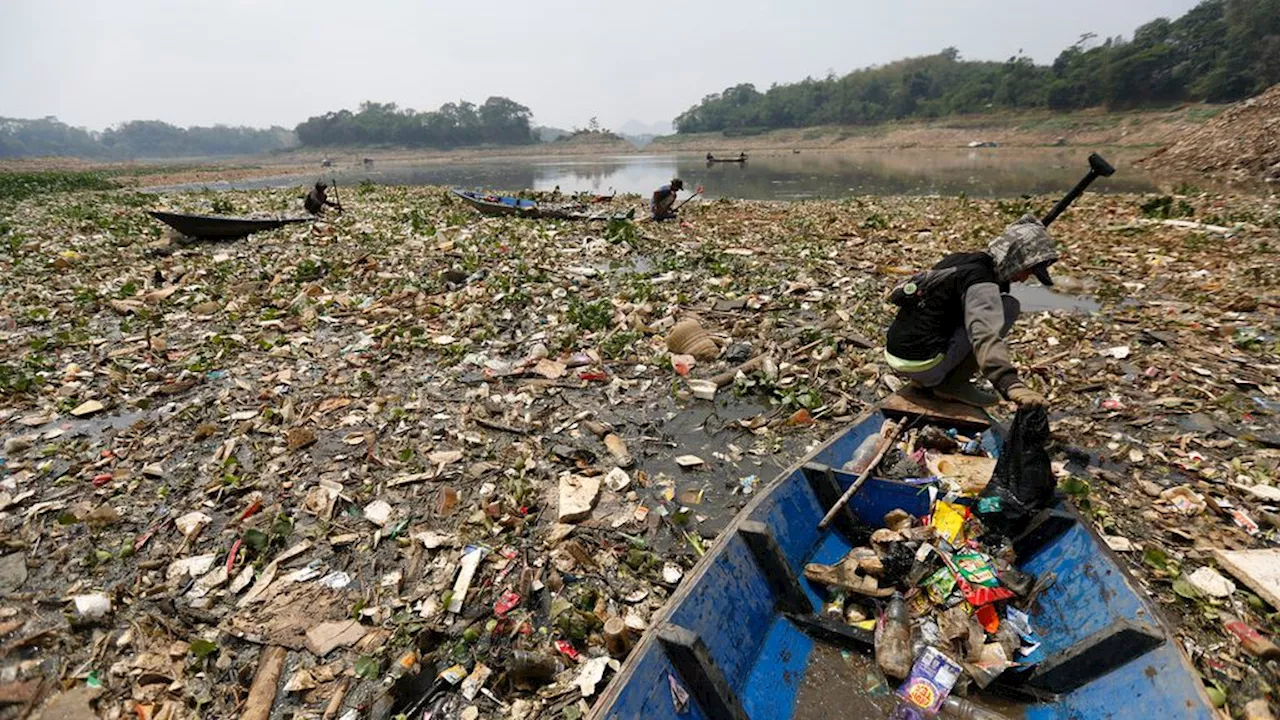 Pemerintah Provinsi Jawa Barat Memantau Penumpukan Sampah di Pantai Cibutun Loji