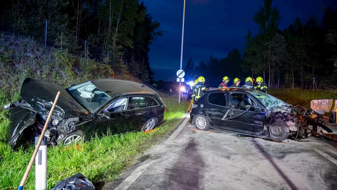 Frau (33) nach Frontal-Crash in Wrack gefangen