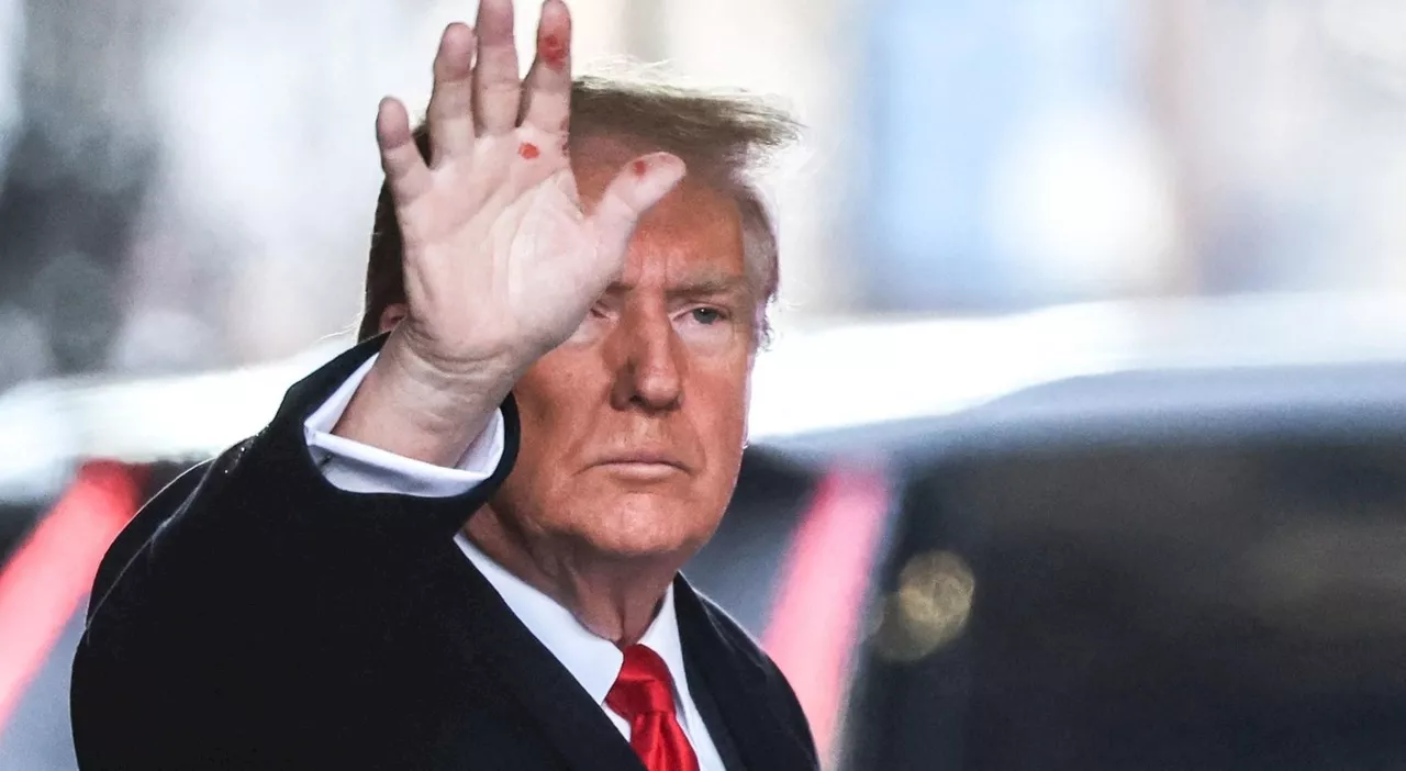 Donald Trump e le macchie rosse misteriose sulla mano, quali potrebbero essere le cause? Cosa dice il dermatol