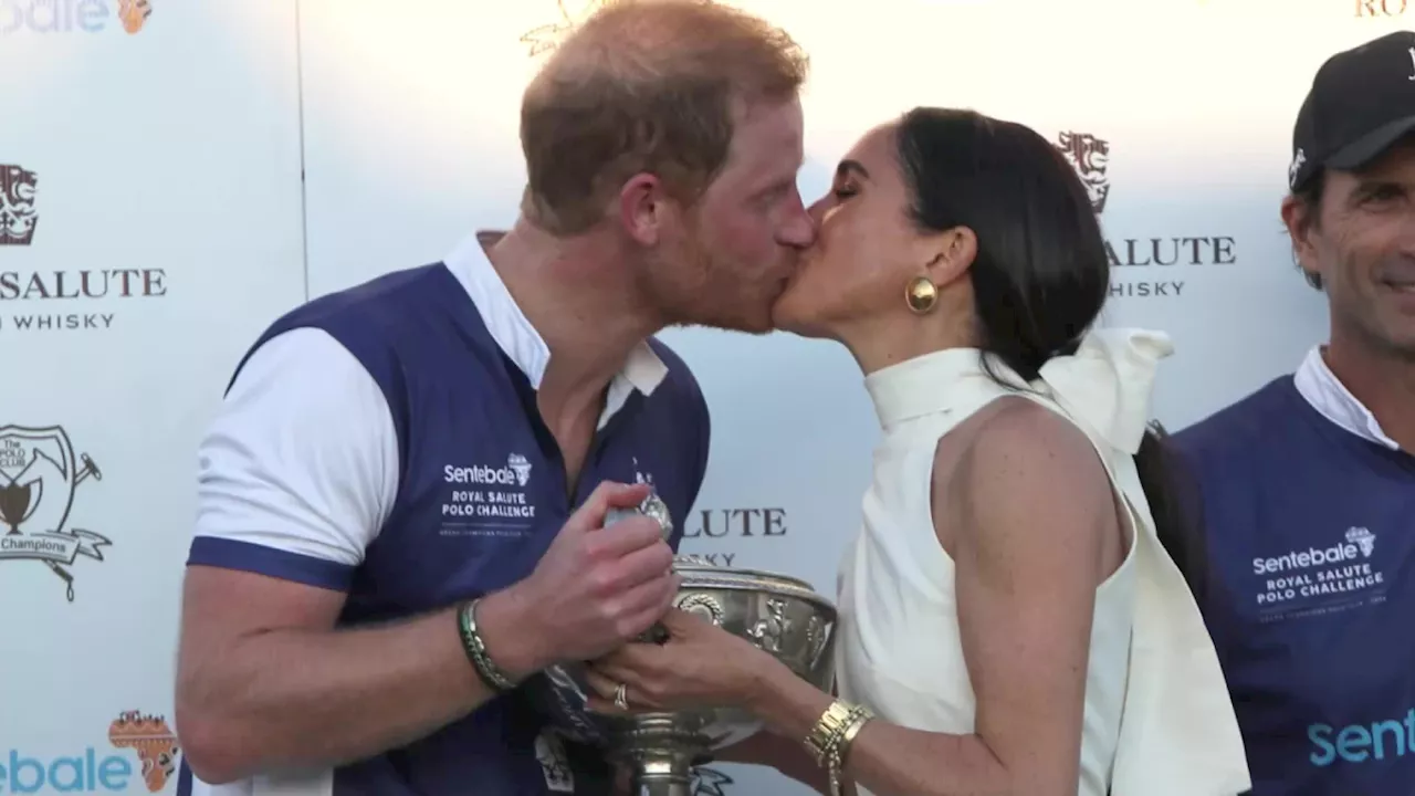 Meghan Markle, coppa e bacio al principe Harry alla partita di polo