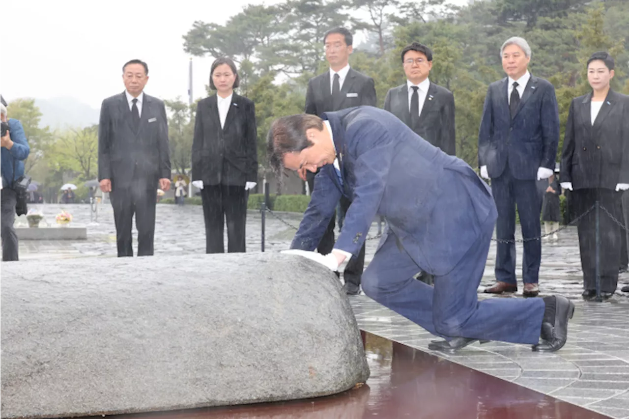 문재인 “범야권 승리 큰 기여”…조국 “어깨가 무겁다”