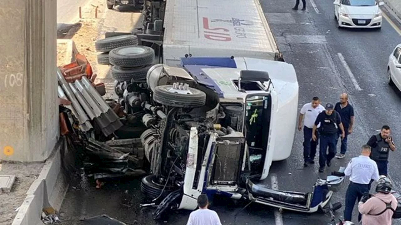 Trailer volcado en periférico provoca caos vial; hubo un fallecido