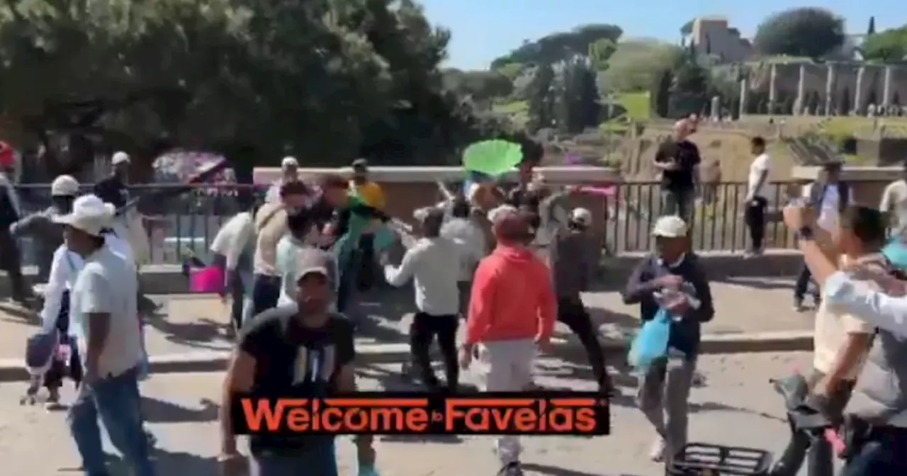 Roma, maxi-rissa tra bengalesi davanti al Colosseo: ombrelli e rose come armi