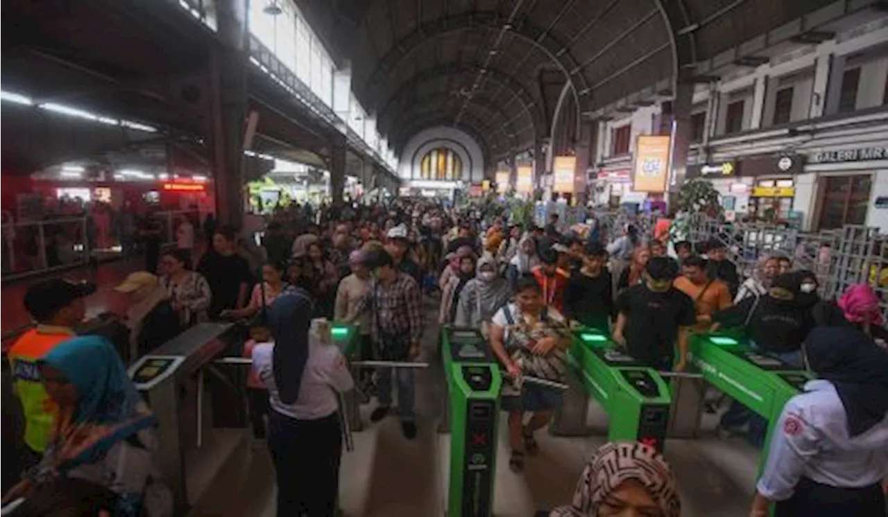 Hari Pertama Masuk Kerja Pascalibur Lebaran, 900 Ribu Orang Diprediksi Naik KRL