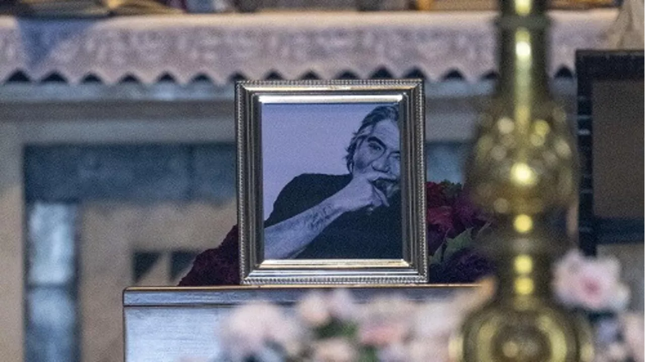  Firenze, chiesa gremita e rose rosse per l'ultimo saluto allo stilista Roberto Cavalli