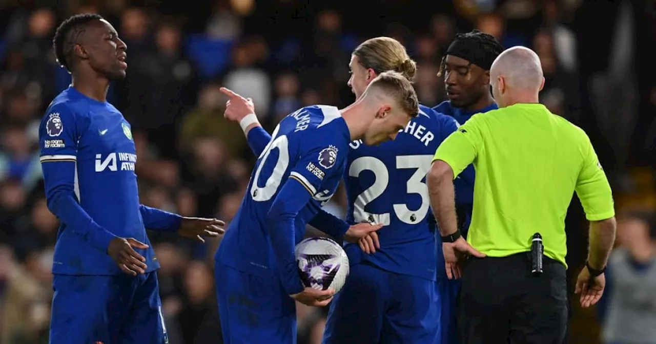 Alan Smith criticizes Chelsea players for arguing over penalty