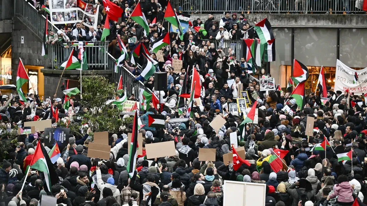 Manifestantes bloquean el puente Golden Gate en San Francisco en solidaridad con Palestina