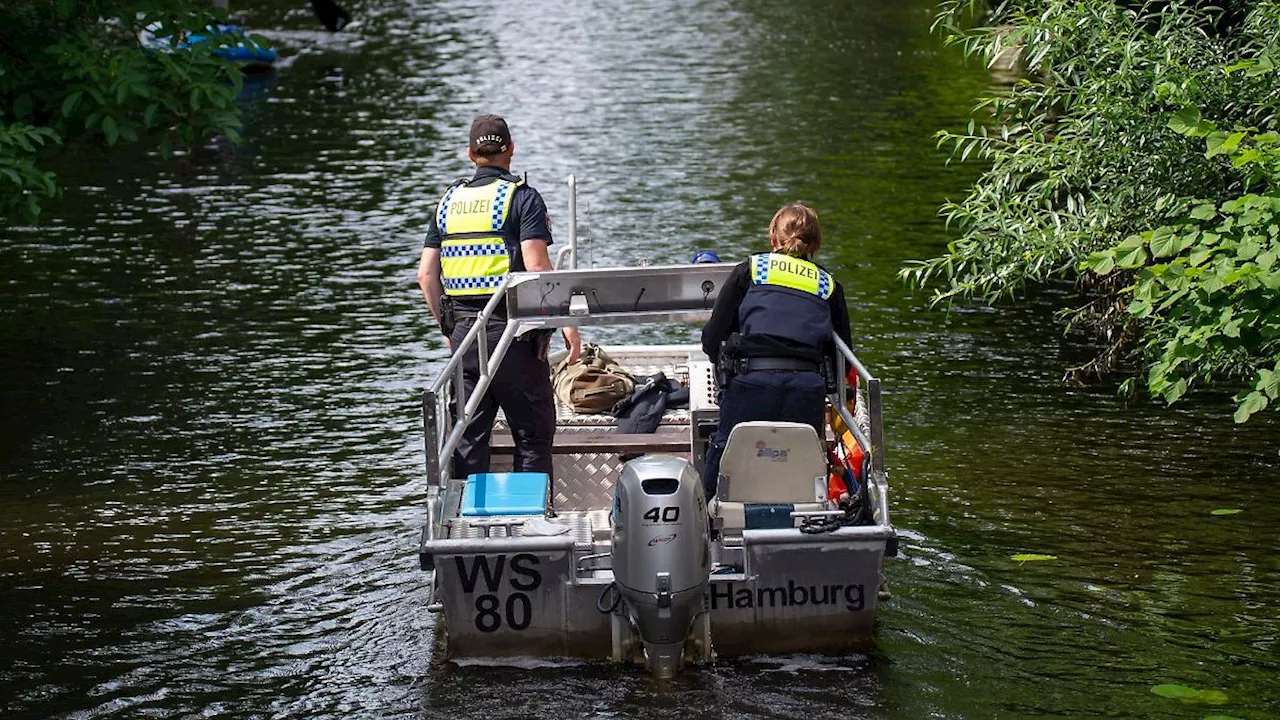 Hamburg & Schleswig-Holstein: Jugendliche springen bei Flucht vor der Polizei in Kanal