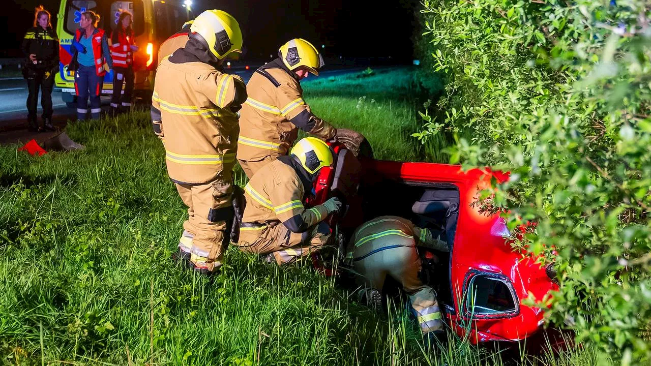 112-nieuws: gewonde bij zware crash op A50 • bestelbus botst op boom