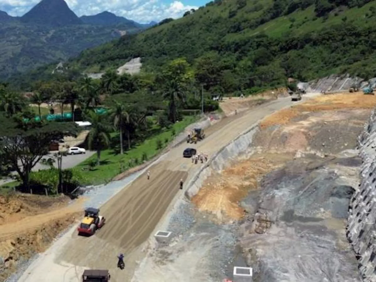 Germán Vargas Lleras critica la ejecución de obras de infraestructura en Colombia