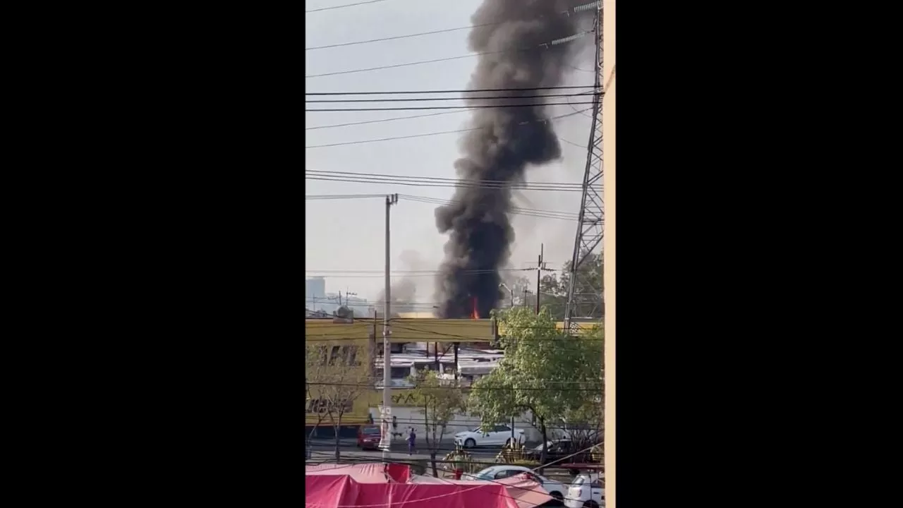 Se desploma helicóptero en Avenida del Imán en Coyoacán; se registra fuerte incendio (Video)