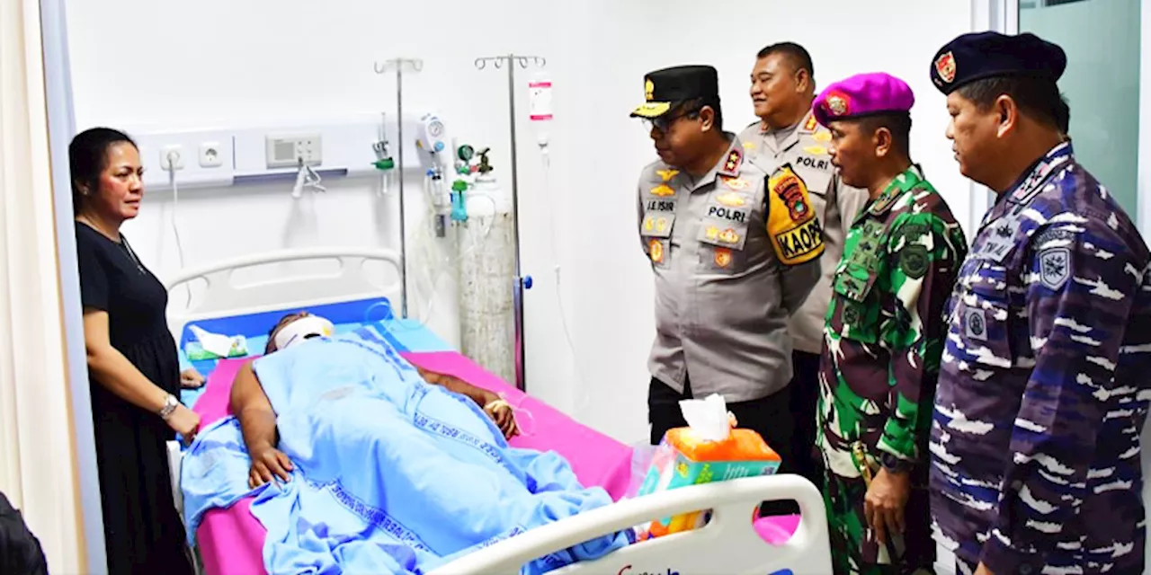 Pangkoarmada III and Kapolda Papua Barat Visit Victims of Clash in Sorong