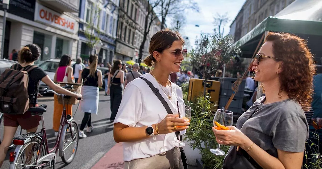 Düsseldorf Lorettostraße feiert Frühlingsfest im Apri 2024