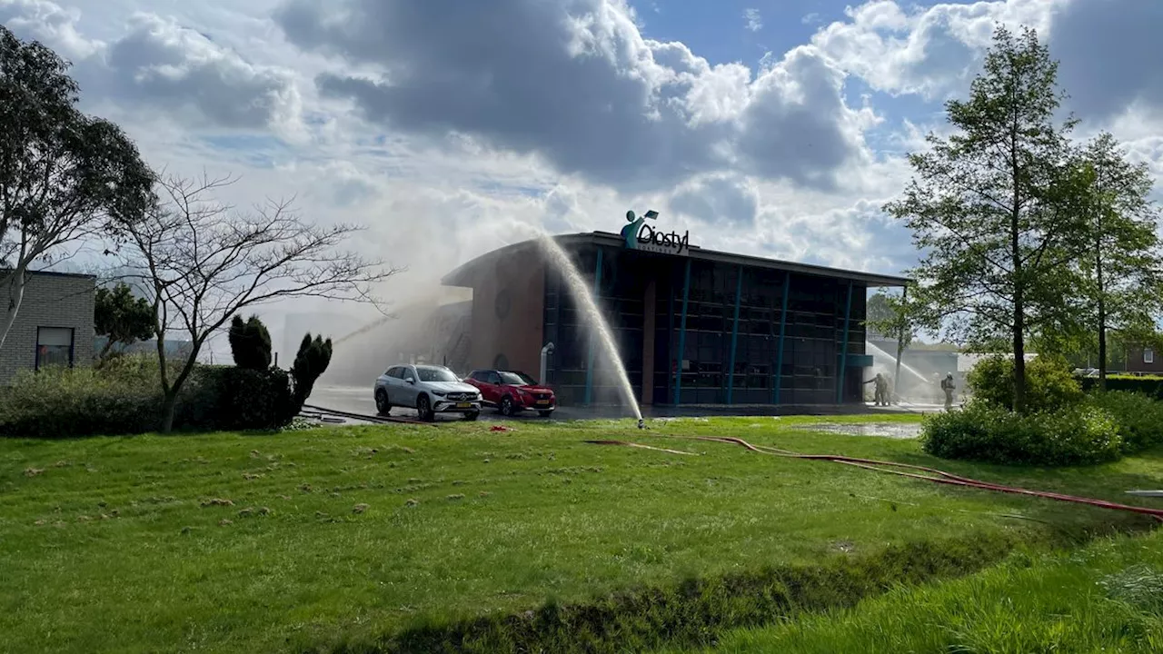 Zeer grote brand bij verfproducent in Schoonebeek