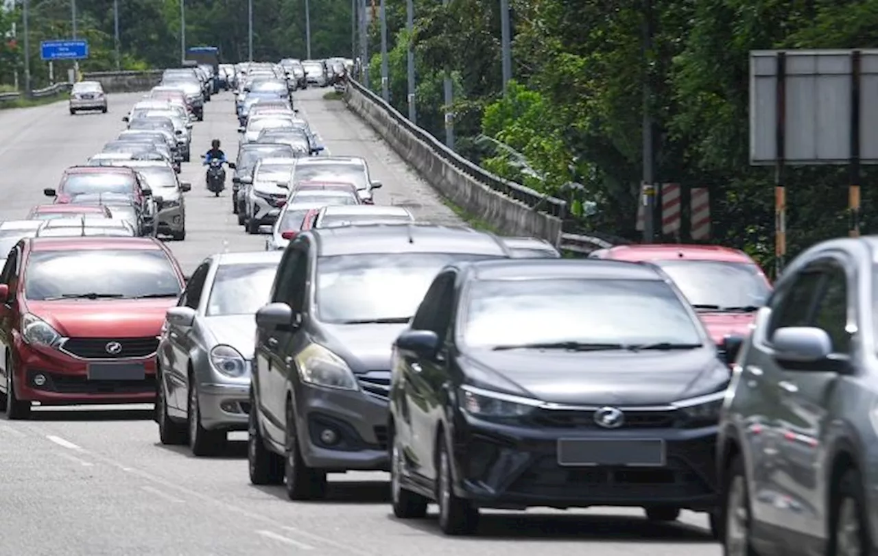 Chinese residents of a small town in Perak help Malay travellers have smooth drive