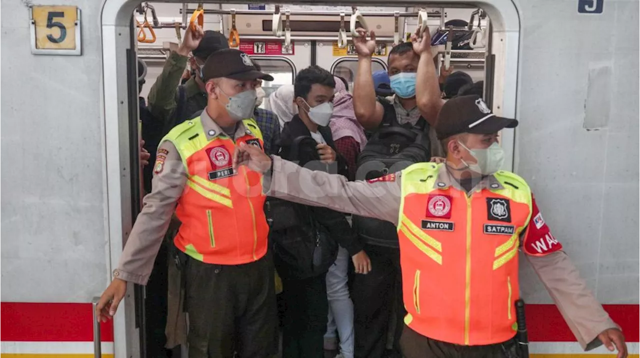 900 Orang Diprediksi Banjiri KRL Pada Hari Pertama Kerja Besok