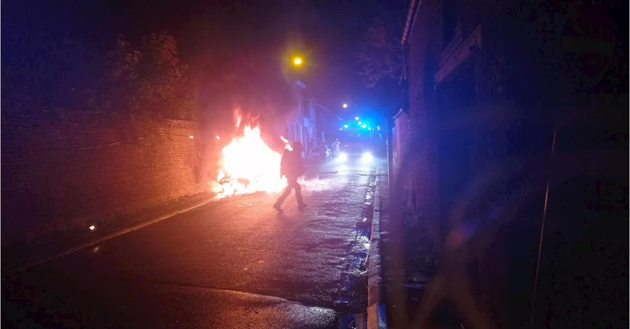 Une voiture détruite par les flammes à Frameries : la piste du cocktail molotov encore privilégiée !