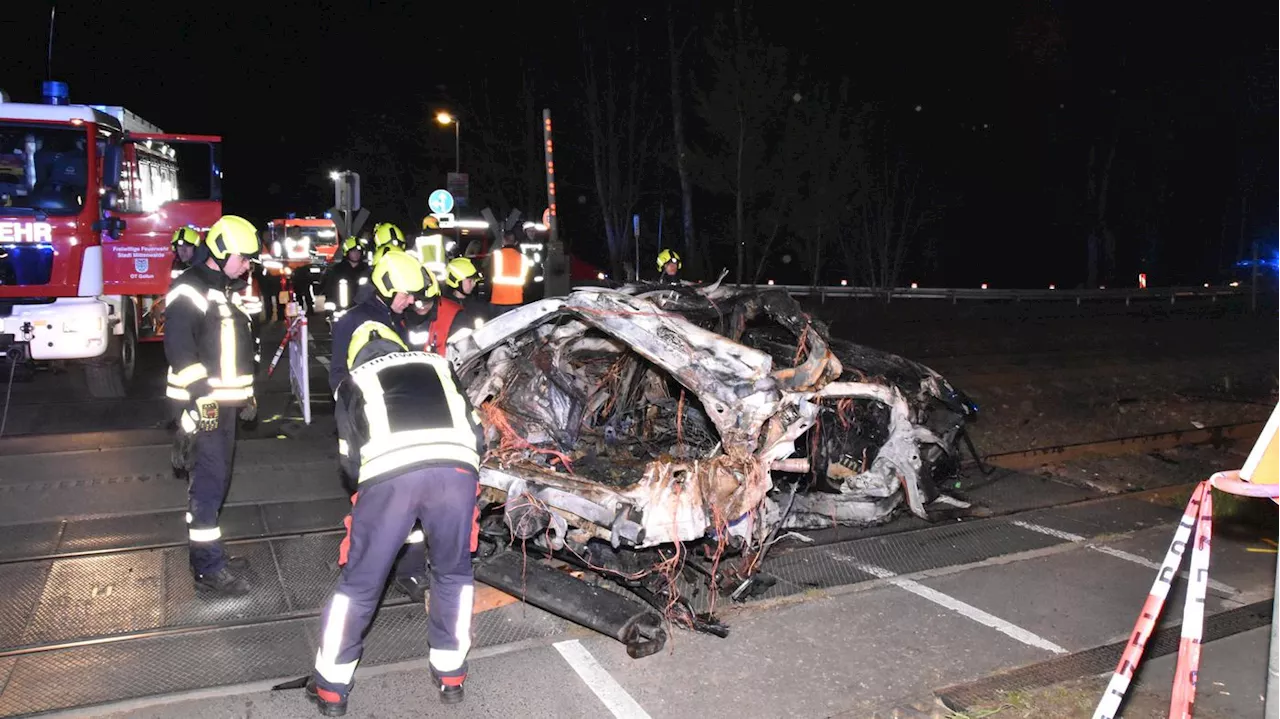 Auto über hundert Meter weit mitgeschleift: Zug kollidiert in Bestensee mit Auto