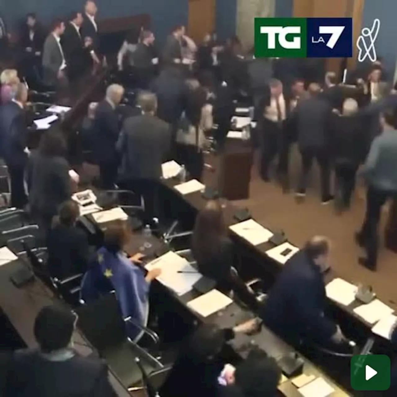 Georgia, scoppia una furibonda rissa in Parlamento per una legge. Il video