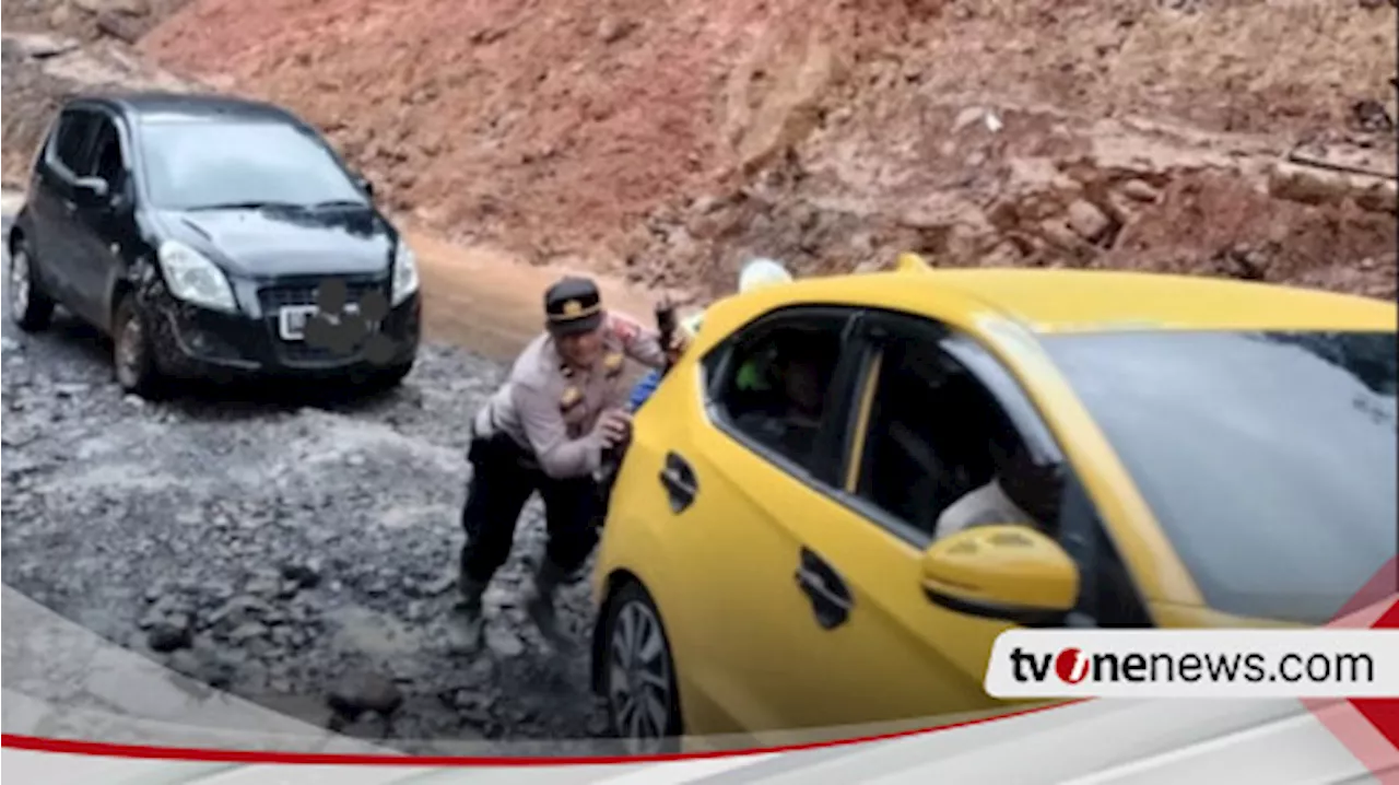 Info Mudik: Polres Lampung Barat Terapkan Sistem Buka Tutup Jalan Longsor di Km 17 Kubu Perahu